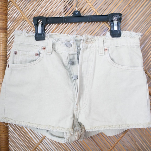 Levi's Pants - 3/$25 ✨ Levi Vintage Shorts Cream